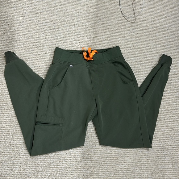 COPY - FIGS jogger scrub pants. - Picture 2 of 5